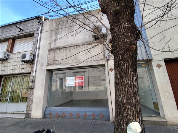 Local Comercial – Sarandí Nº 617 entre Bengoa y 18 de Julio.