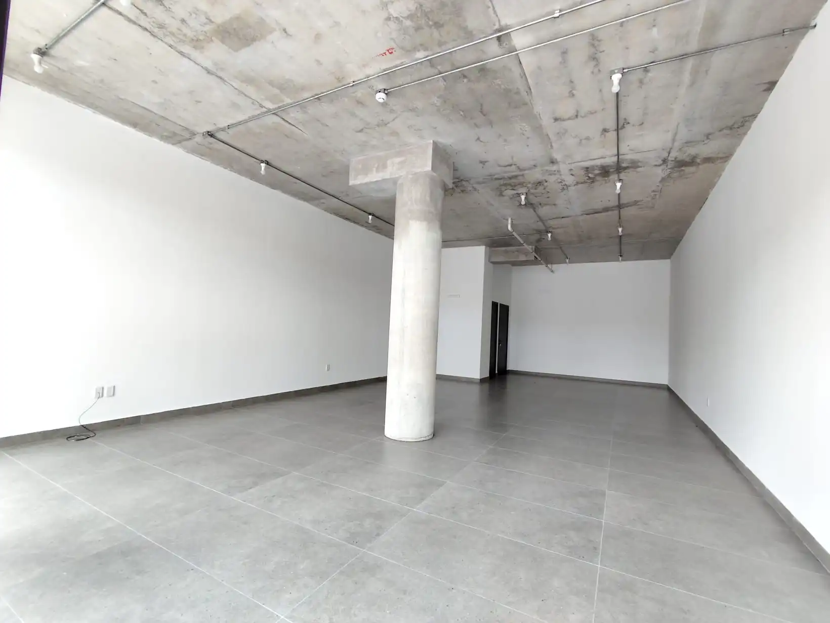 Local comercial – 25 de Mayo casi Pbro. Bentancur – Edificio Magnus