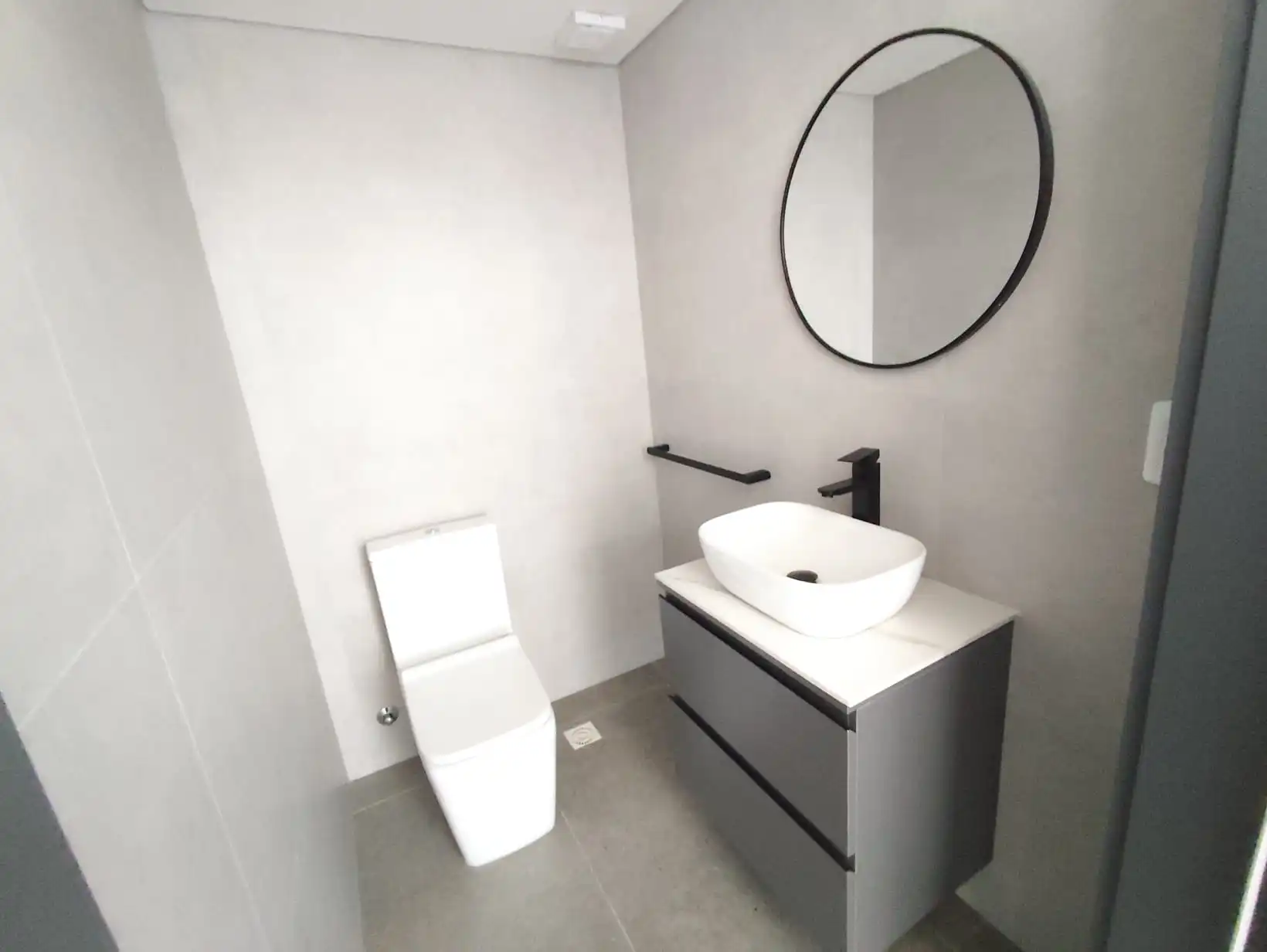 Local comercial – 25 de Mayo casi Pbro. Bentancur – Edificio Magnus
